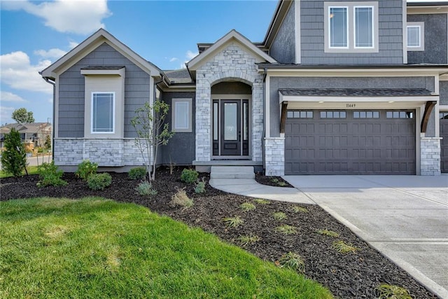 view of front facade featuring a front lawn and a garage