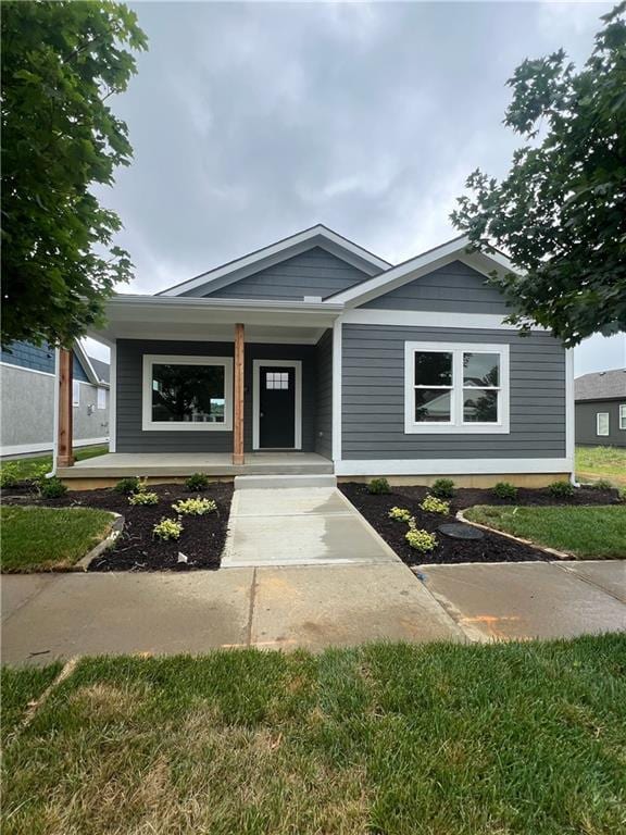 view of front facade featuring a front lawn and covered porch