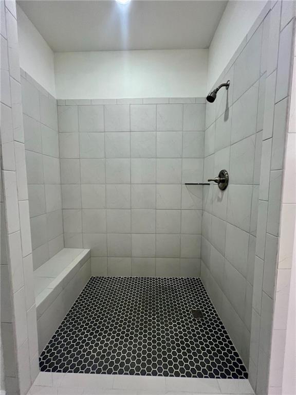 bathroom featuring tiled shower