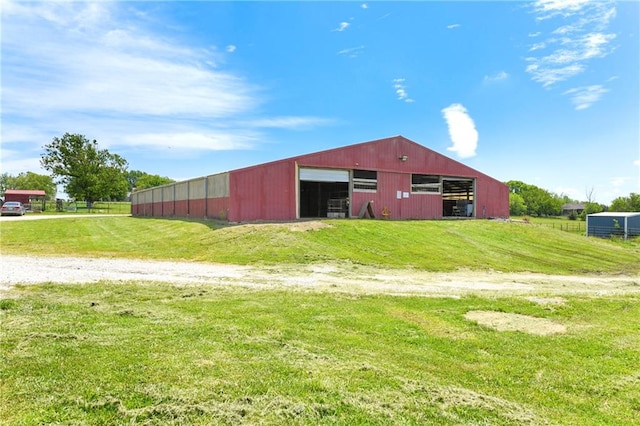 view of yard featuring an outdoor structure