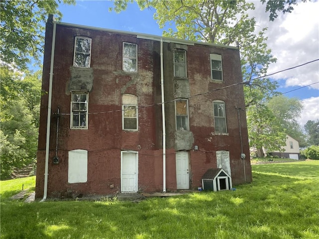 view of front of house featuring a front yard