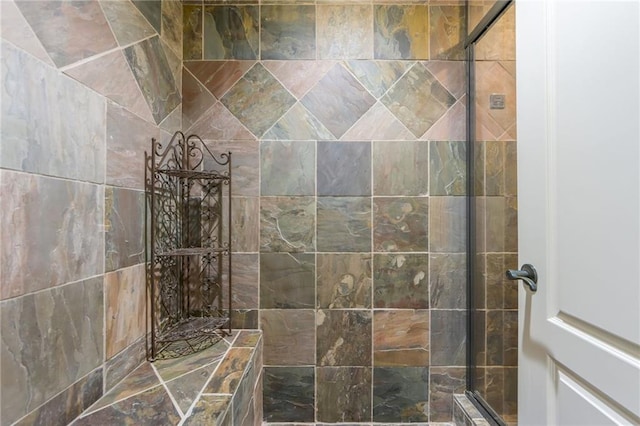 bathroom featuring tiled shower