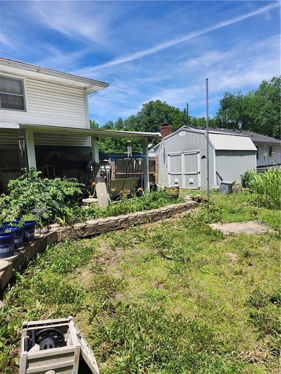 2821 Stark Ave, Kansas City, MO 64129 - view of yard with a storage unit and an outdoor structure