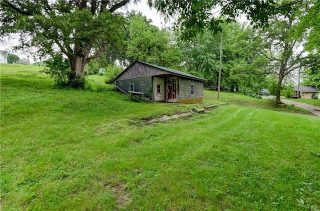 view of yard with an outdoor structure