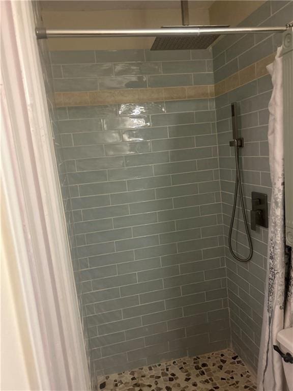 bathroom with curtained shower