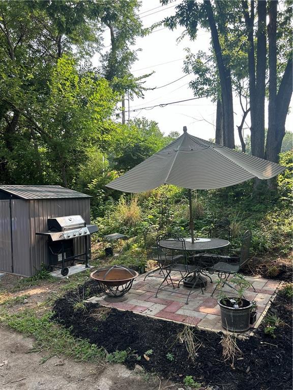 view of patio with an outdoor fire pit and grilling area