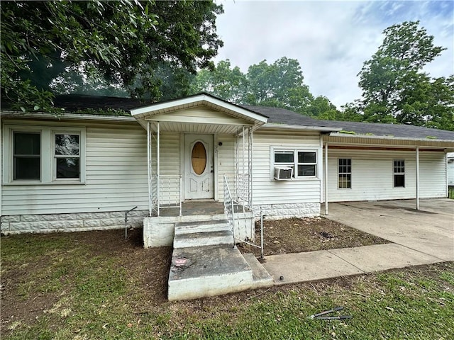 321 Pecan St, Chetopa, KS 67336 - view of front of home featuring cooling unit