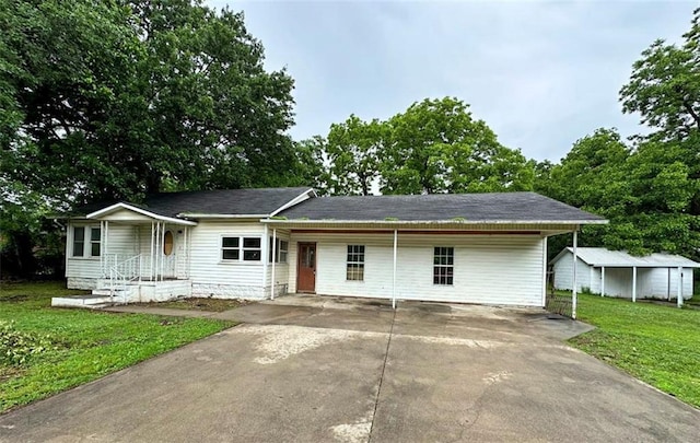 321 Pecan St, Chetopa, KS 67336 - ranch-style house with concrete driveway and a front yard