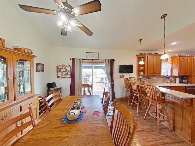 dining area with lofted ceiling, light wood-style floors, and ceiling fan