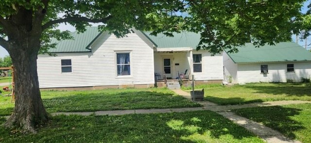 back of house featuring a lawn