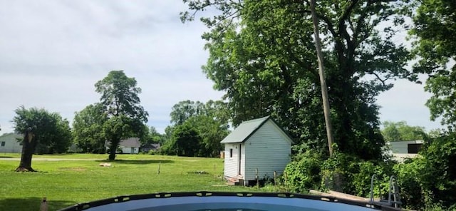 view of yard featuring a storage unit