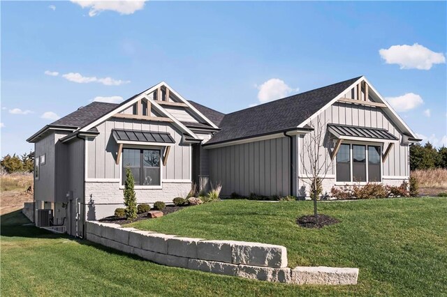 1600 SW 27th St, Lees Summit, MO 64082 - modern farmhouse style home featuring board and batten siding, a front yard, and roof with shingles
