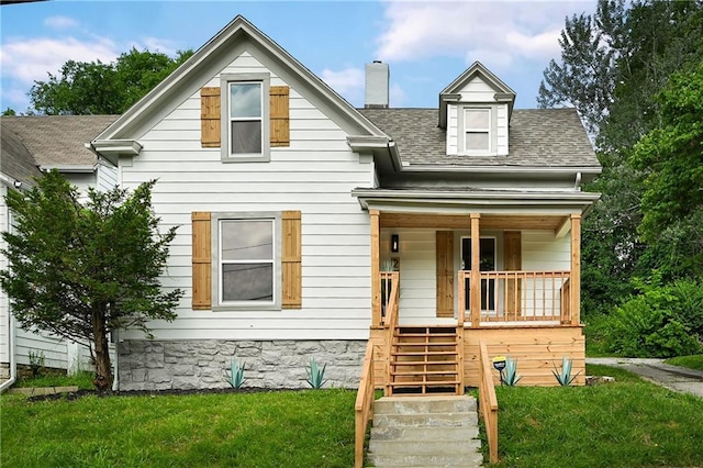 view of front facade featuring a porch and a front yard