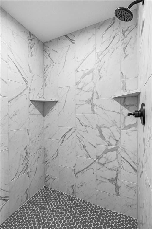 bathroom featuring tiled shower