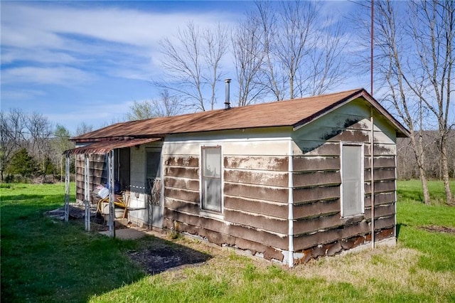 view of shed / structure featuring a lawn