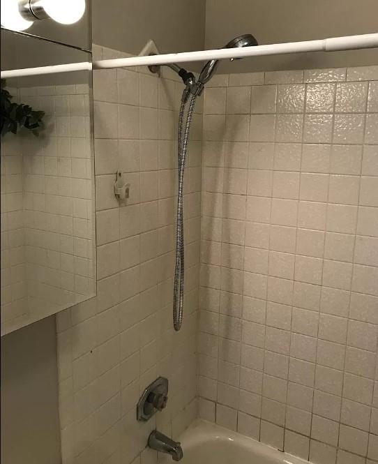 bathroom with tiled shower / bath combo