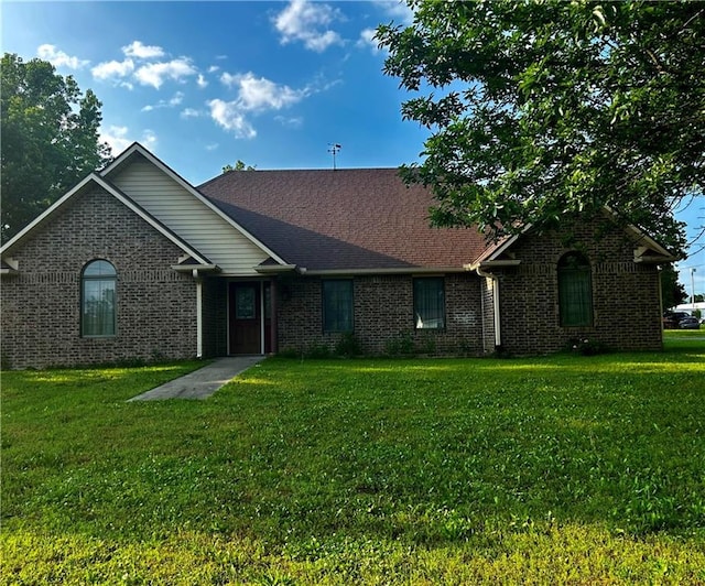 ranch-style house featuring a front lawn