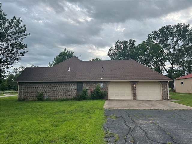 view of front of house featuring a garage and a front lawn