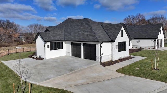 view of front of house featuring a front lawn