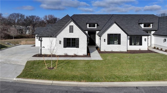 view of front of house featuring a front lawn