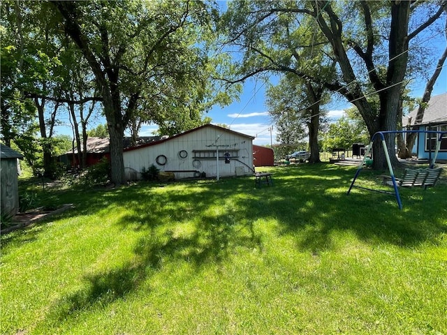 view of yard featuring an outdoor structure