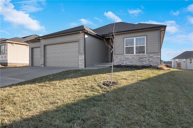 view of front of home featuring a front lawn and a garage