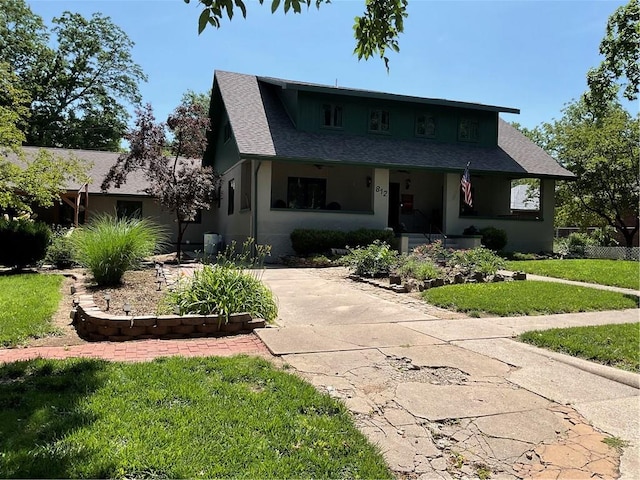 view of front facade with a front yard