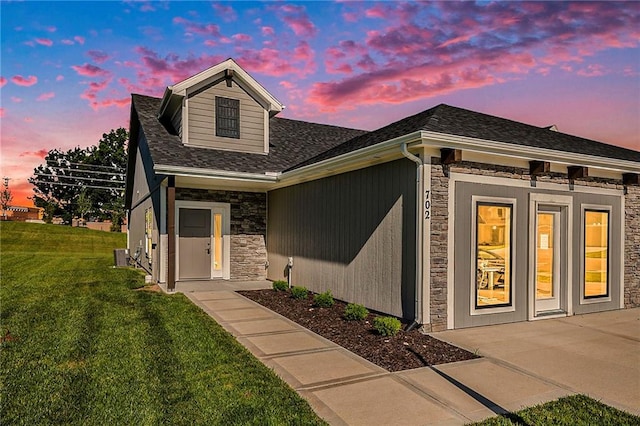 view of front of house featuring a yard