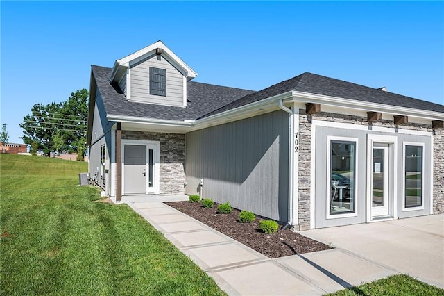 view of front of property featuring a front lawn