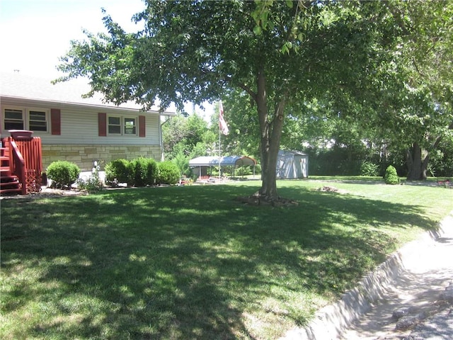 view of yard with a storage unit