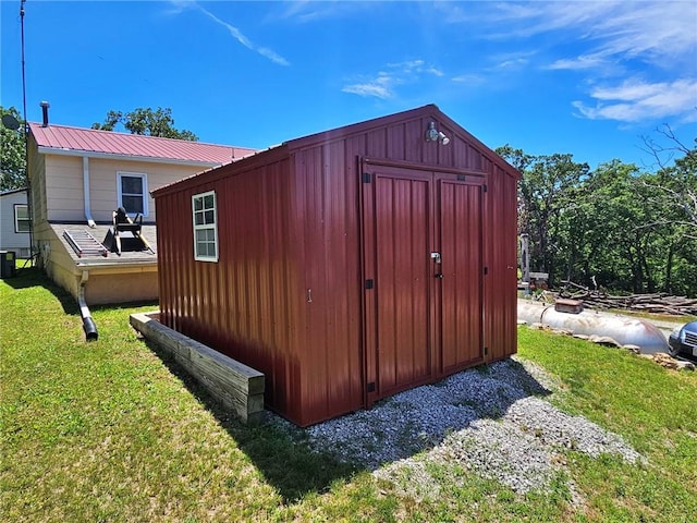 view of shed / structure with a yard