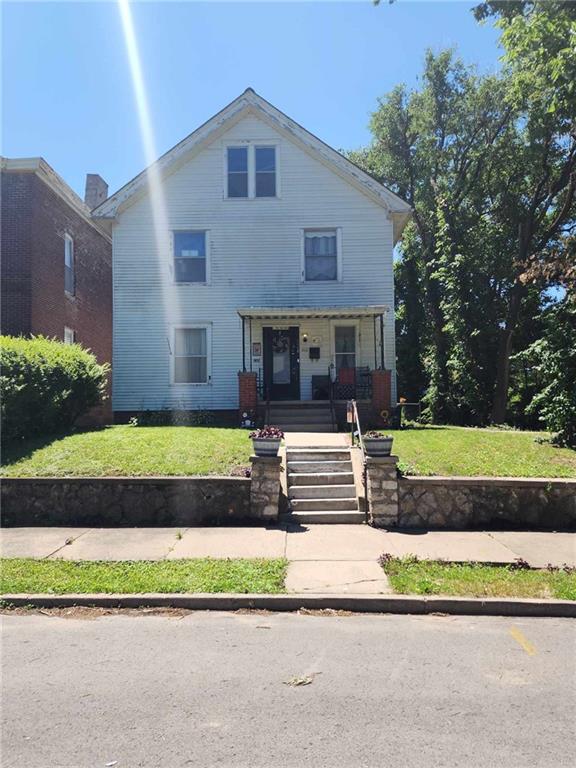 view of front of property featuring a porch and a front lawn