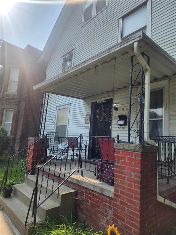 property entrance with covered porch