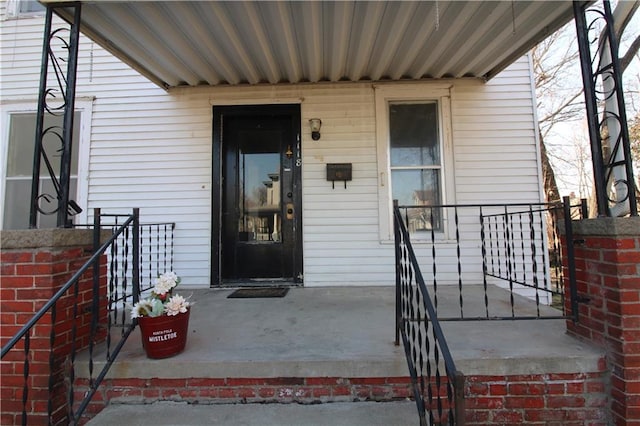 entrance to property featuring covered porch