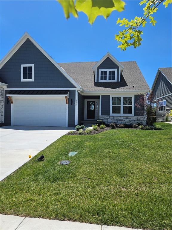 view of front of property featuring a front yard