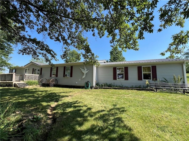 view of front of property featuring a front lawn