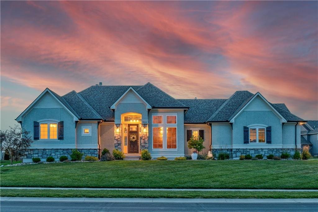 view of front of property with a lawn