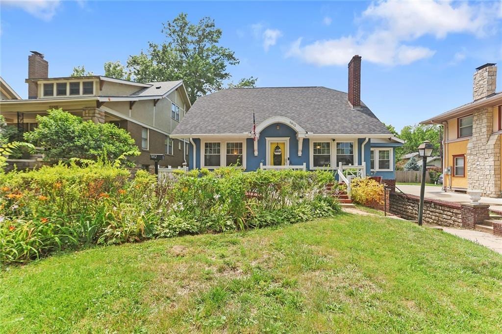 view of front of home featuring a front yard