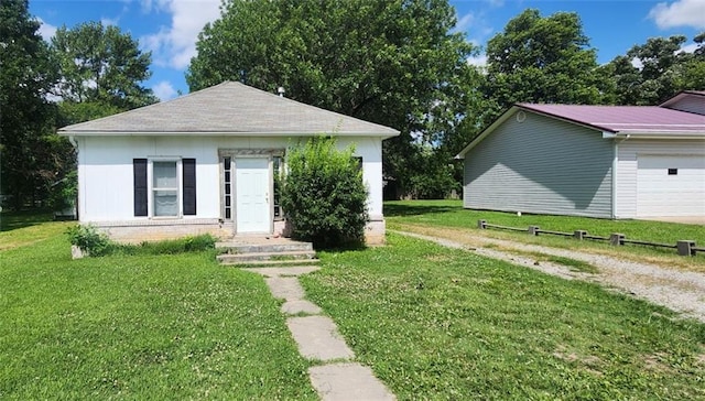 view of front facade featuring a front yard and a garage