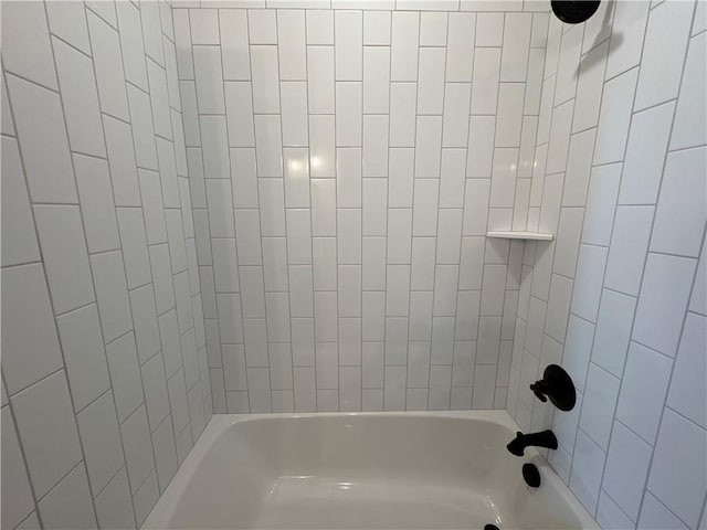 bathroom with tiled shower / bath combo