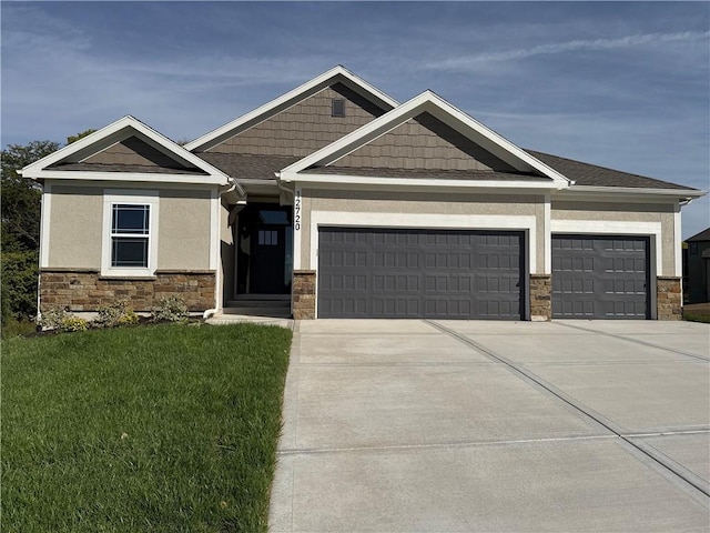 craftsman house featuring a front lawn and a garage