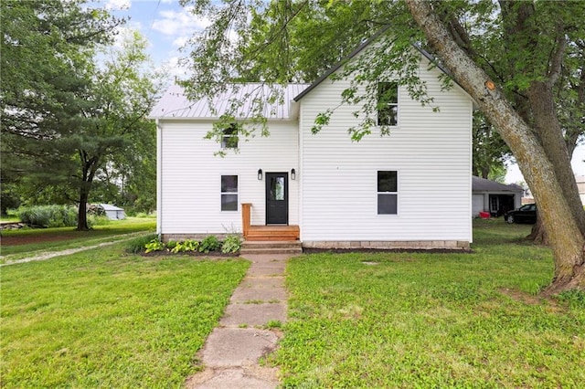 view of front facade featuring a front lawn