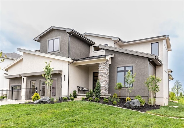 view of front of house featuring a front lawn