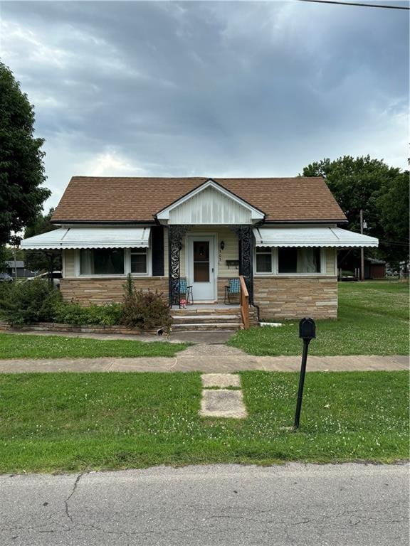 view of front of property with a front yard