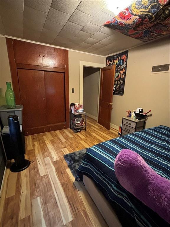 303 N Cayuga St, Frontenac, KS 66763 - bedroom featuring light wood-style flooring
