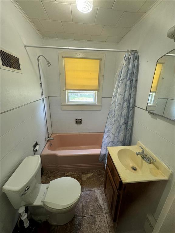 303 N Cayuga St, Frontenac, KS 66763 - full bath featuring toilet, shower / tub combo, vanity, and ornamental molding
