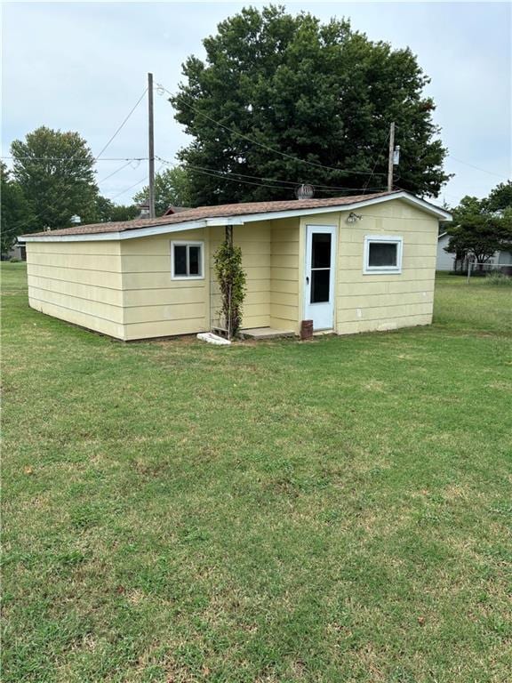 303 N Cayuga St, Frontenac, KS 66763 - rear view of property featuring a lawn
