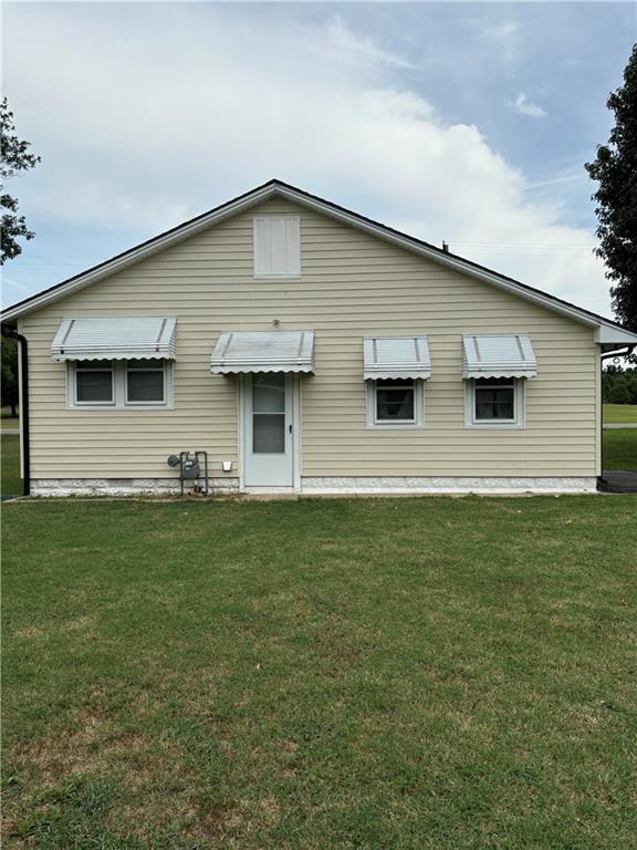 303 N Cayuga St, Frontenac, KS 66763 - back of house with a lawn
