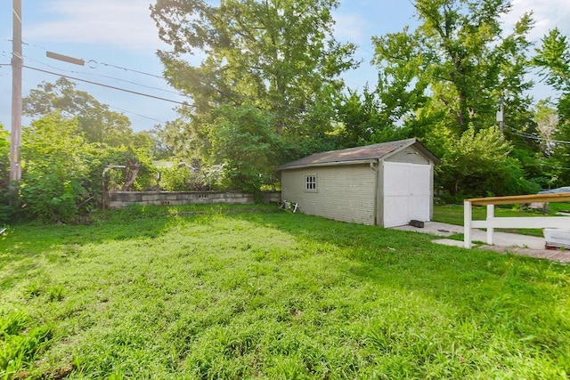 view of yard featuring a storage unit