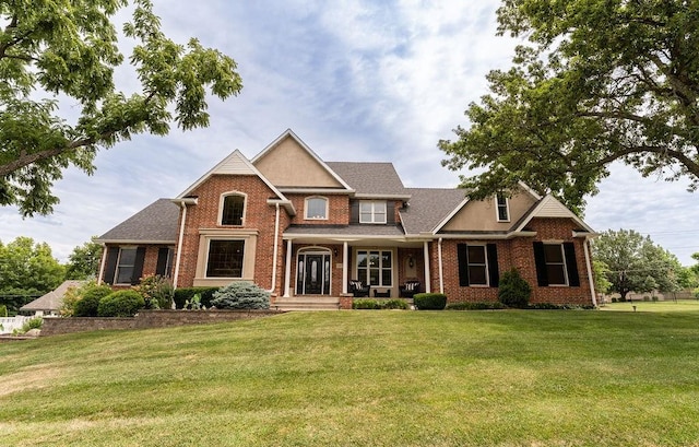 craftsman inspired home featuring a front lawn